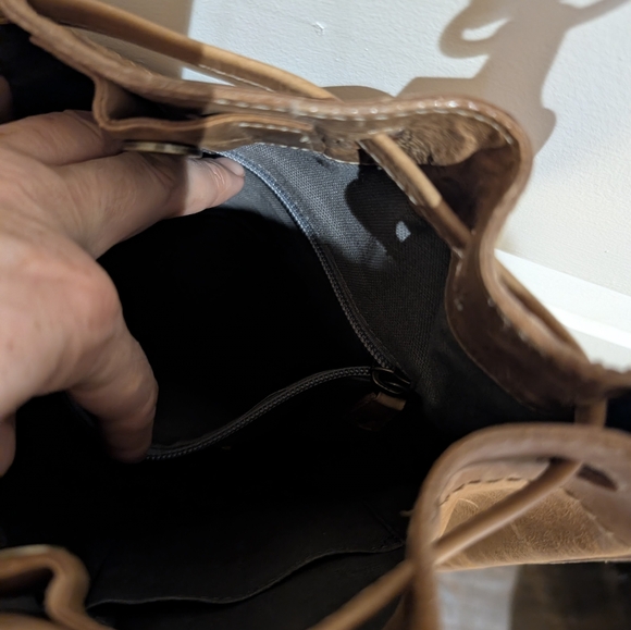 FRYE Tan Leather Beautiful Bucket Bag - Picture 10 of 11